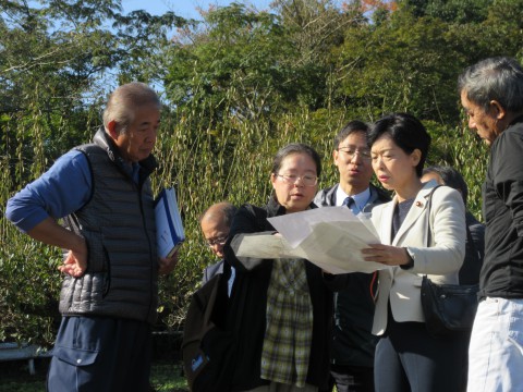 リニア建設予定地で住民から説明を聞く畑野氏（右から２人目）ら＝６日、相模原市